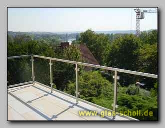 TerassenBalkon Abtrennung mit folierter Absturzsicherung aus Glas